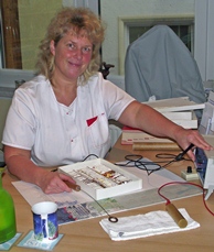 Heilpraktikerin Christiane Holz in  ihrem Büro, hier erfolgt der Beginn einer erfolgreichen Therapie.